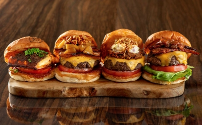 【GWから開催】全米が熱狂する“バーガーの祭典”が六本木に BLT STEAK ROPPONGI「バーガーマンス2026」開催！ 禁断の甘じょっぱさ「アップルコブラー」など新作4種が登場