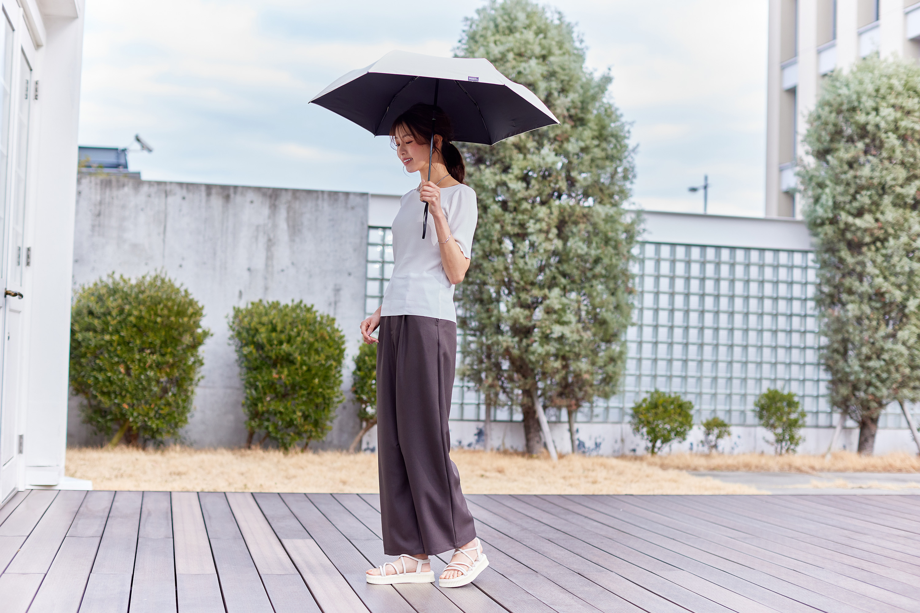 weer Lite 自動開閉日傘 使用イメージ(女性・屋外)