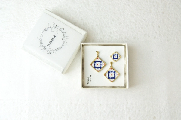 美濃焼タイルアクセサリーブランド「七窯社」が 結婚9年目を祝う日本の文化「陶器婚式」の贈り物として 「女性用ピアス・男性用ピンバッジ」のセットを発売