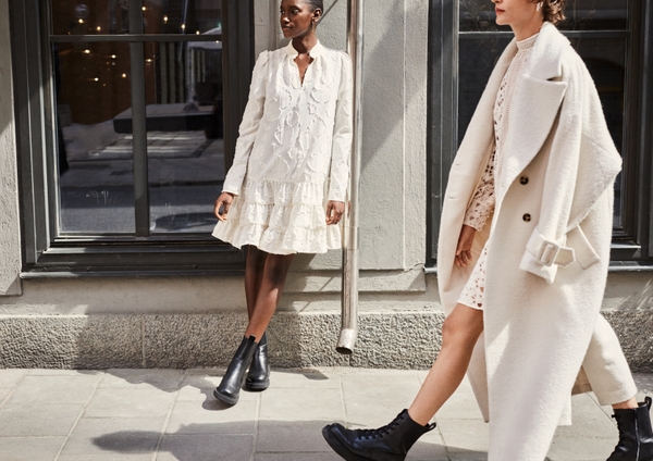 (左)ジャガードワンピース¥2,499(100%リサイクルポリエステル) (右)ウールブレンドロングコート¥9,999(52% リサイクルウール 46% リサイクルポリエステル) レースワンピース¥7,499(100%リサイクルポリエステル)