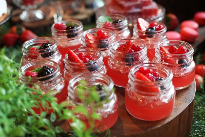 おすすめメニュー(3):苺果汁が入ったゼリー。さっぱりとしているので、満腹な時でも締めに最適◎