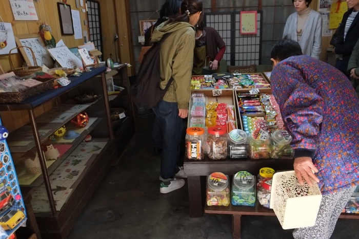 毎日様々な人が立ち寄る駄菓子屋「あこう屋」