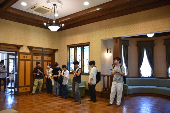 「二葉館」の館内で