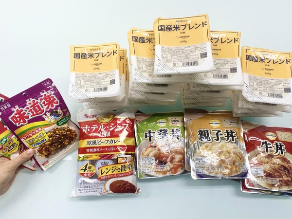 左から、ふりかけ・レトルトカレー・どんぶりの具・パックご飯｜すべての従業員が自由に食べられる無料社食メニュー
