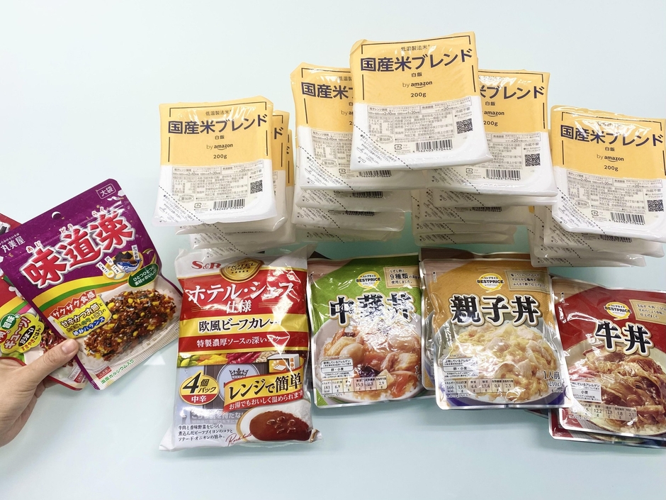 左から、ふりかけ・レトルトカレー・どんぶりの具・パックご飯｜すべての従業員が自由に食べられる無料社食メニュー