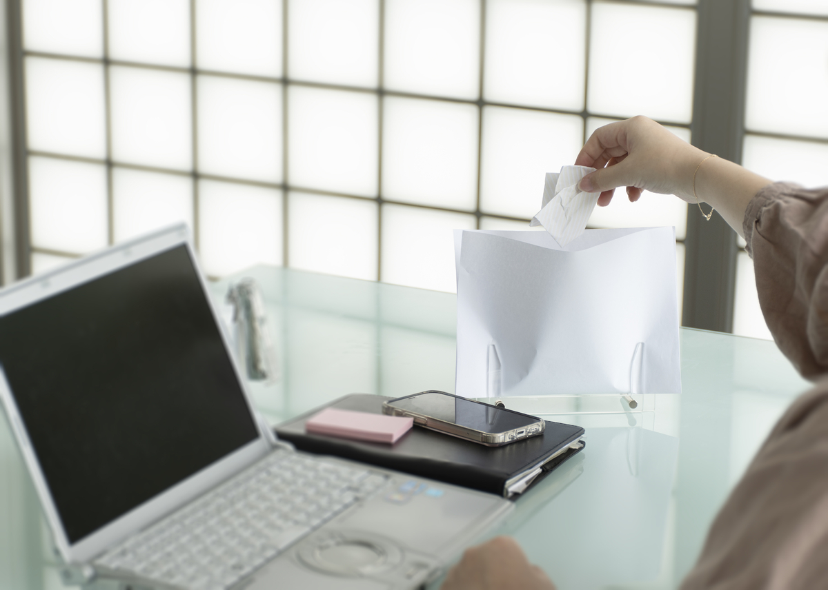 SDGs（エス・ディー・ジーズ）なごみ箱。紙を差し込むだけ。スリムなデザインでスペース節約！卓上ごみ入れスタンドを新発売