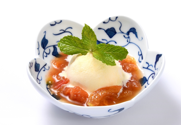 新宿 つな八 トマトのコンポート バニラアイスクリーム添え 540円(税込)