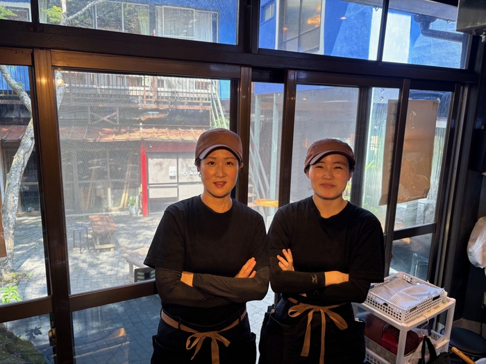 女性焼き職人2名