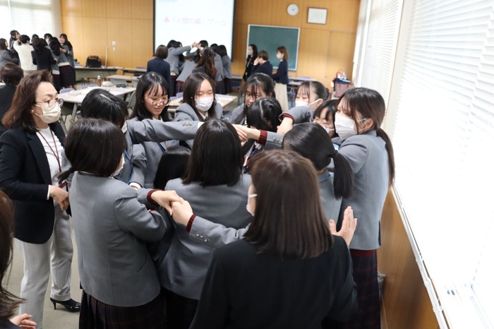 「人間の鎖」では腕が絡まってほどけず、動きがとれなくなる場面も