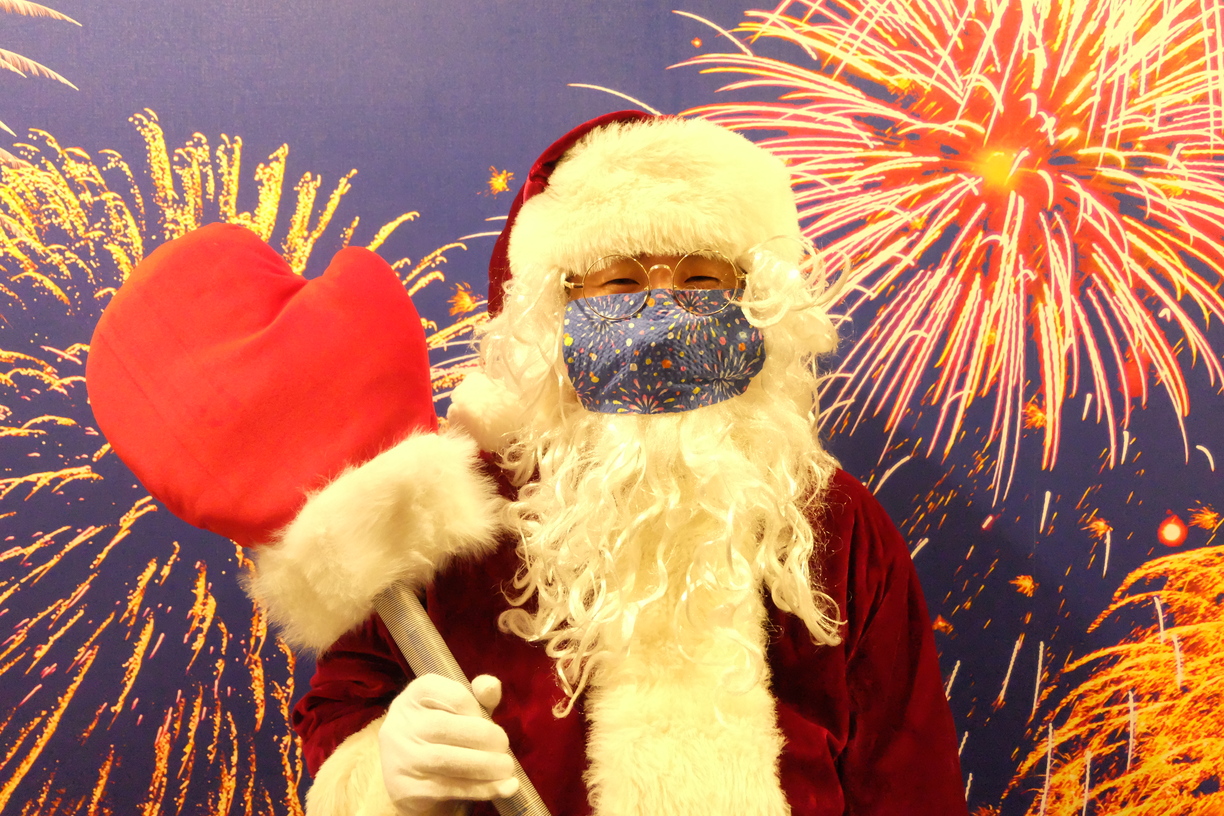 リゾナーレ熱海 サンタクロースがソーシャルディスタンスをとりプレゼントをお届け No密 花火クリスマス イベントを開催 期間 年12月1日 25日 Newscast