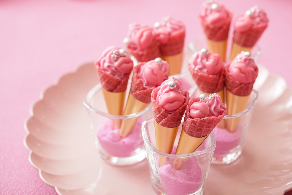 ▲くちびるアイコンのチョコレートが目を惹く苺味の ピンクコーン~リップ~