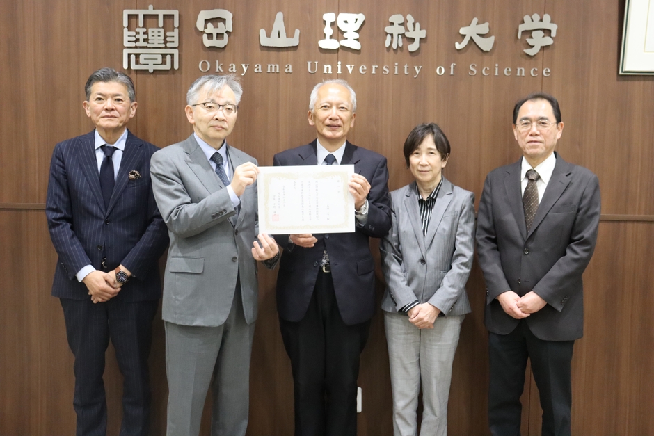 授与式後、記念写真に納まる（左から）山口隆久副学長、平野学長、石垣名誉館長、南善子副学長、松浦洋司副学長