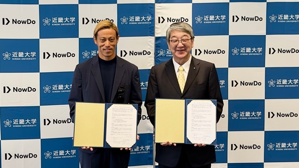 Now Do株式会社 代表取締役 本田 圭佑（左）、近畿大学 学長 細井 美彦（右）