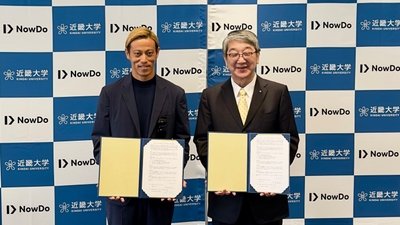 Now Do株式会社 代表取締役 本田 圭佑（左）、近畿大学 学長 細井 美彦（右）