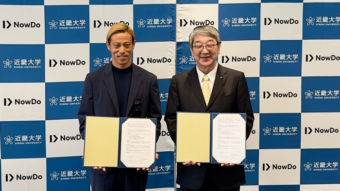 Now Do株式会社 代表取締役 本田 圭佑(左)、近畿大学 学長 細井 美彦(右)