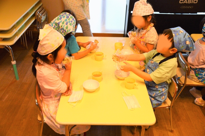 そぼろおにぎりを食べている子どもたち