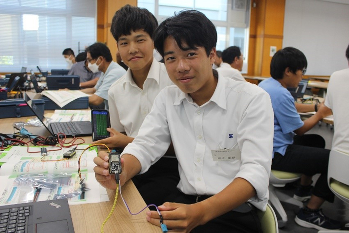 理大の技術指導を受けている瀬戸高校の生徒も参加しました