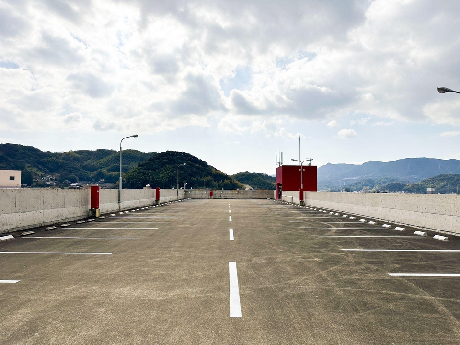 5階建て立体駐車場の一部