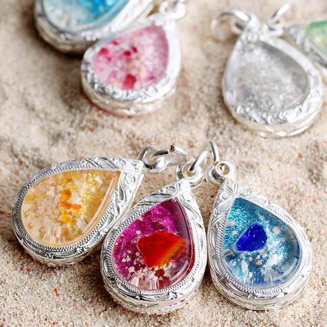 オレンジ:金運・友情運/赤:魅力・勝負/青:出世・モテ運