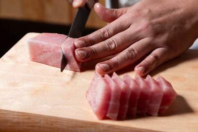 名物のマグロの刺身　