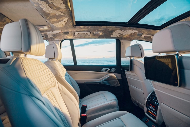 「五色金重ね」(ごしききんがさね)の手法を用いたトリム