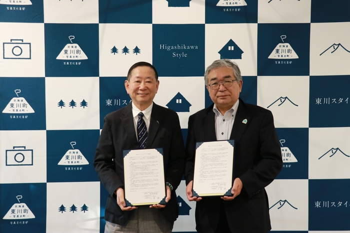 締結式の様子。TTKホールディングス 代表取締役社長 六車徹氏(左)、東川町長 松岡市郎(右)