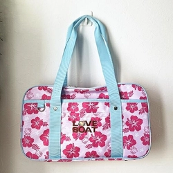 伝説のギャルブランドLOVEBOAT×キティの派手カワスクールバッグで、平成ギャル気分を味わう。