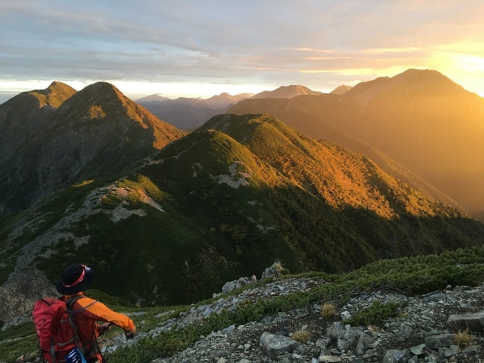 南アルプス・兎岳山頂より 美しい朝日。