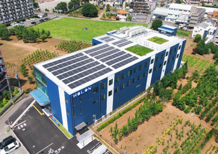 ４階建ての本社工場は、１階部分にクリーンルームを設けている。屋上の太陽光発電導入には東京都の助成金を利用した