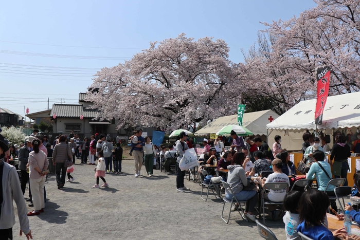 イメージ 3_地元町会・自治会による模擬店会場の様子