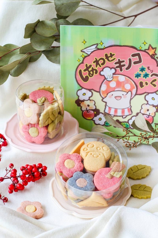 絵本とクッキーケース&ボトルクッキー