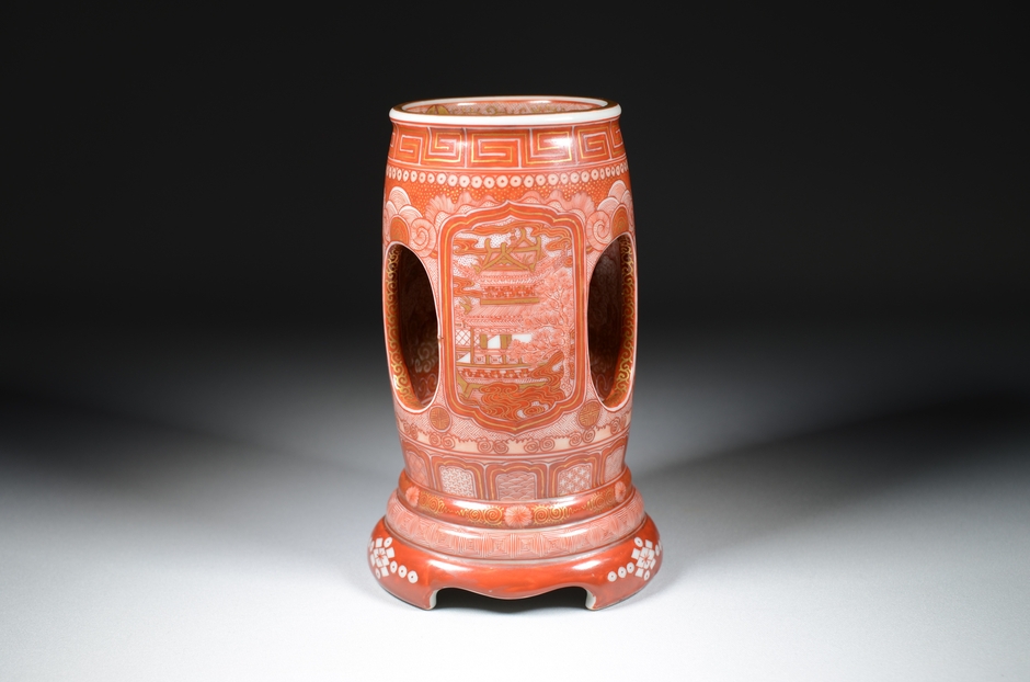 (2)宮本屋窯≪ばく煙閣図筆筒≫江戸時代後期(19世紀) 個人蔵