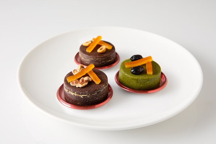 ビターショコラ<伏見のにごり酒>(上)、抹茶ショコラ<シャンパン>(右)、各594円