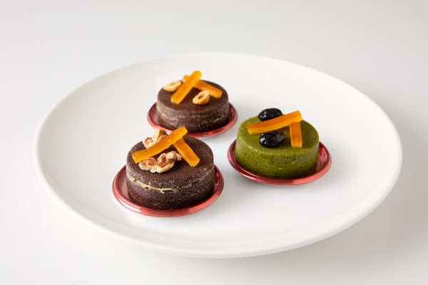 ビターショコラ<アマレット>、ビターショコラ<伏見のにごり酒>、抹茶ショコラ<シャンパン>、各594円