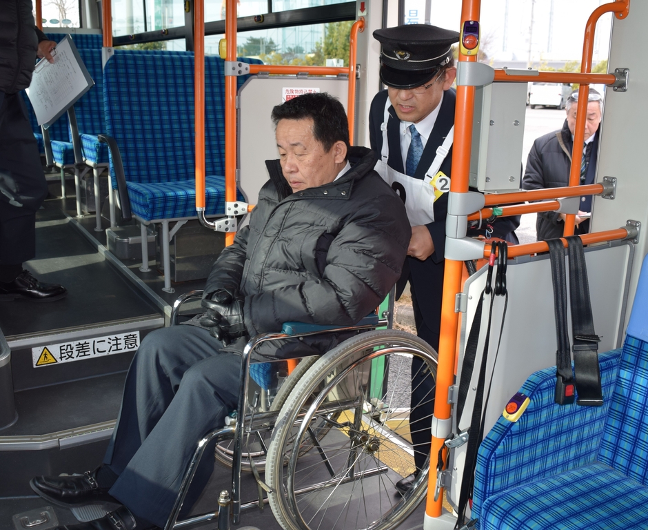 ▲昨年の様子(街路運転:車いすでご乗車の方への接客)