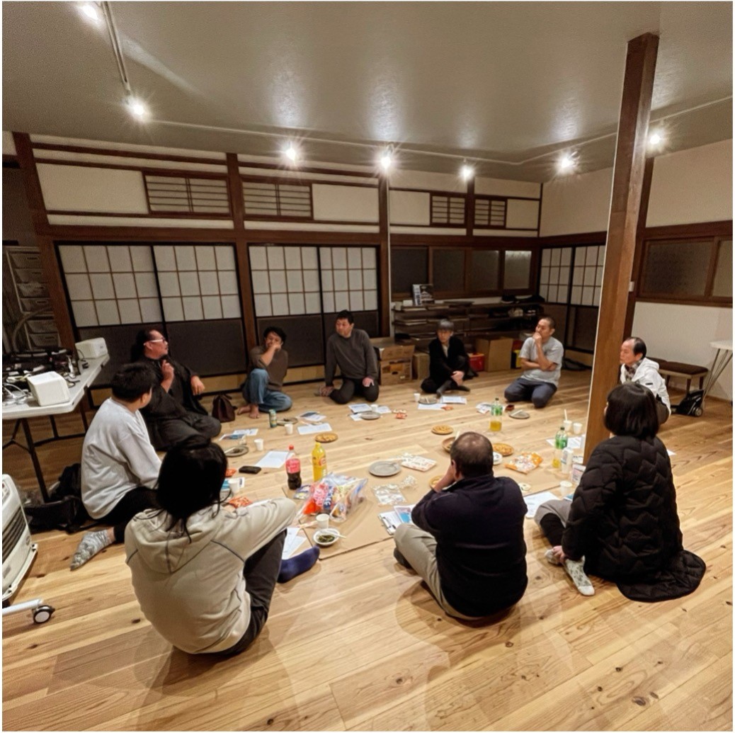 ▲ キリサワベースでのミラデ(おぐに未来デザイン研究所)会議。 移住者と地元有志が円座を組み、夜遅くまで小国の未来を語り合う。