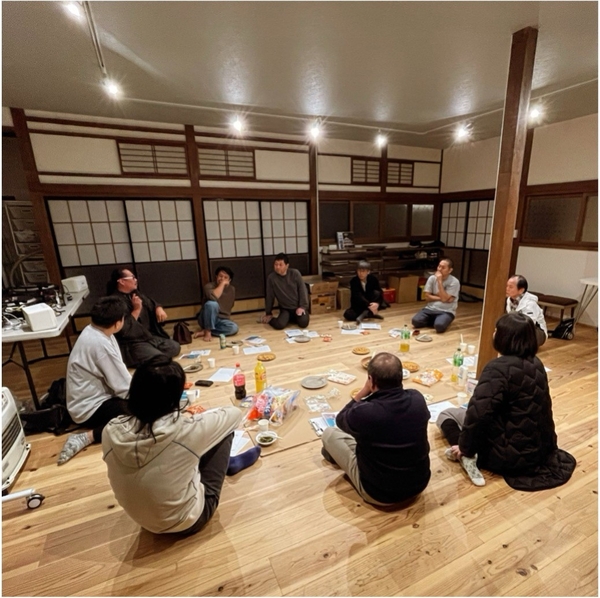▲ キリサワベースでのミラデ(おぐに未来デザイン研究所)会議。 移住者と地元有志が円座を組み、夜遅くまで小国の未来を語り合う。