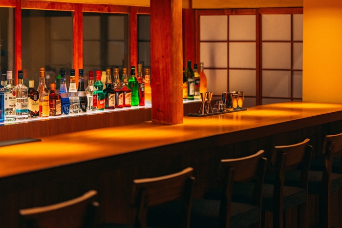 懐かしいレコードの音色を堪能する<ラウンジバー>