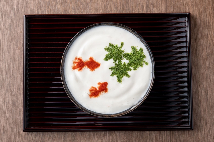 白いカレーうどん「恋する金魚のカレーうどん」　1,320円(税込)