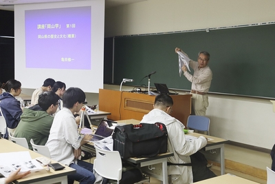 今回の「岡山学」シリーズの大要を説明する亀田名誉教授