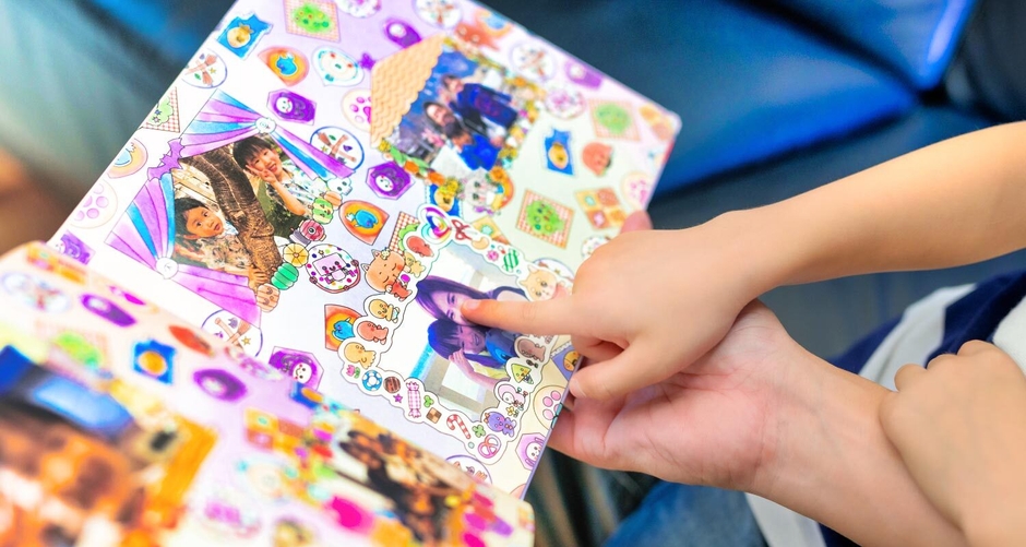 子どもがマイステラのアルバムページを指さして楽しむ様子