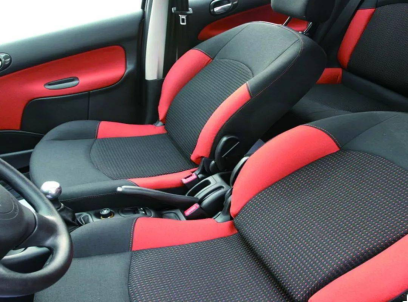 オートモーティブ・テクニカル・テキスタイルは、自動車の製造および使用環境を前提として開発・採用される産業用繊維材料であり、内装材、補強材、防音材、保護用途など幅広い部位で使用されている。具体的な使用場面としては、シート構造部材、天井材、カーペット基材、エンジン周辺の遮熱・防護用途などが挙げられ、車両の構造や機能を補完する材料として組み込まれている。完成車の性能や耐久性に直接関わるため、設計段階から使用条件を考慮した選定が行われている。 オートモーティブ・テクニカル・テキスタイルの特性としては、一定の強度や耐摩耗性を備えつつ、軽量性や加工適性に配慮されている点が挙げられる。また、車内外の温度変化や振動、長期使用を想定した安定性が求められ、量産工程においても品質の均一性が重視される。用途ごとに異なる機能要件に対応できる点から、自動車分野における基盤的な材料の一つとして位置付けられている。