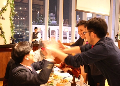 謎解き忘年会・新年会に参加している社員のイメージ