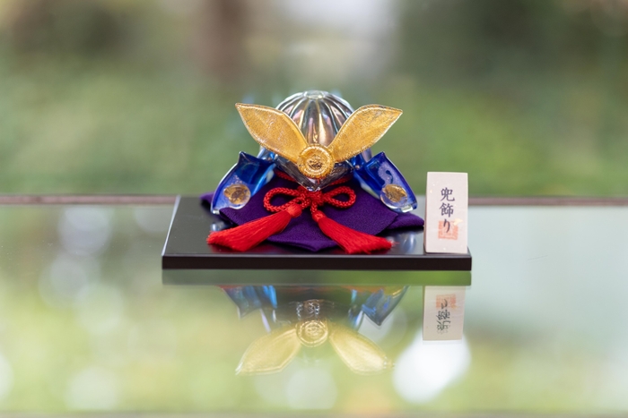 ガラスでできた兜は軽やかでインテリアにもなじむ