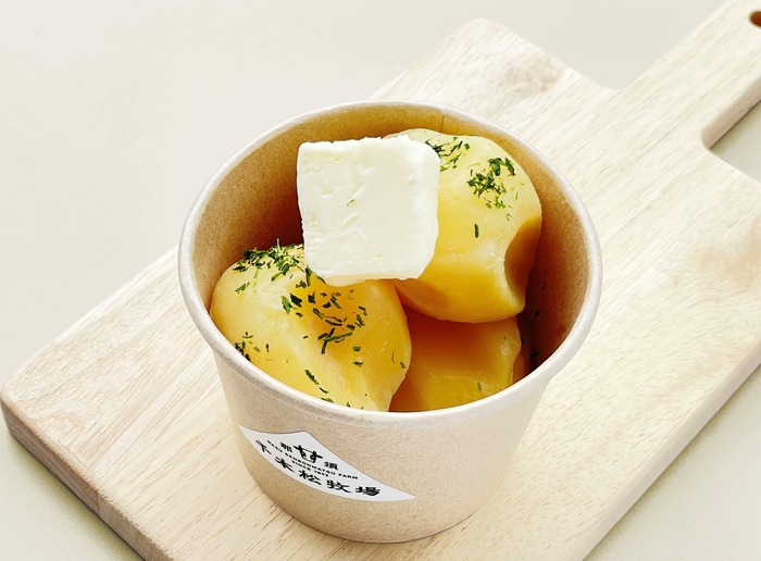 ほくほくのジャガイモに千本松のバターたっぷり。「じゃがいもバター」500円（税込）