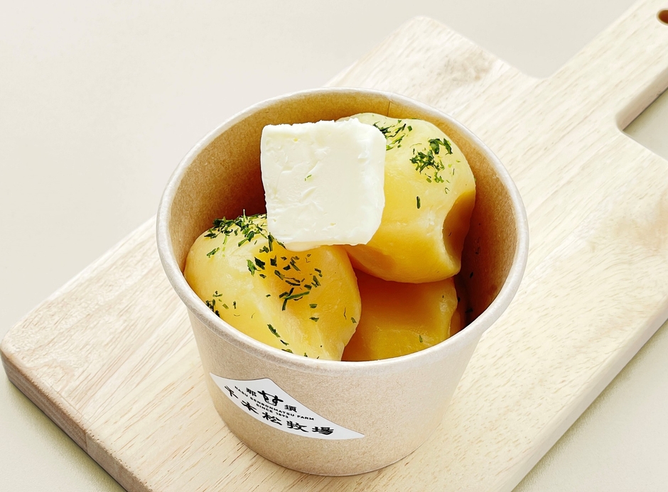 ほくほくのジャガイモに千本松のバターたっぷり。「じゃがいもバター」500円(税込)