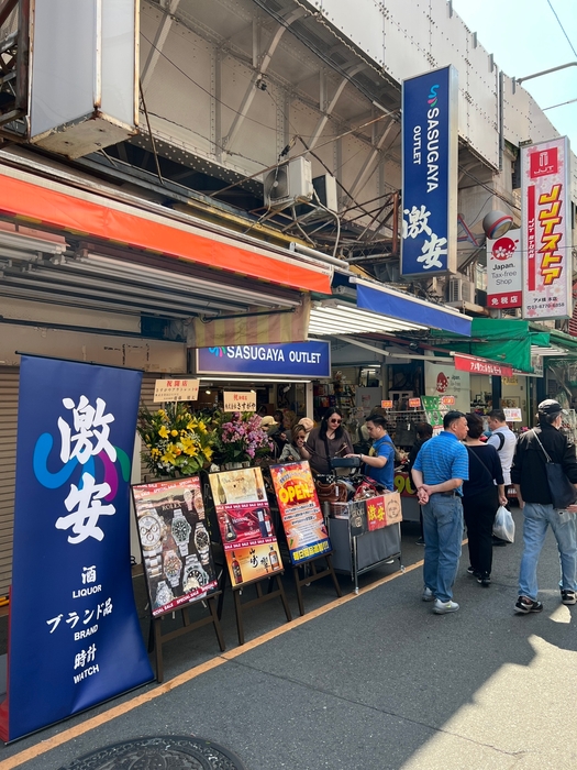 SASUGAYA OUTLET外観／『アメ横ウェルカムモール』の赤い入り口看板、JJTストア様の隣にございます。