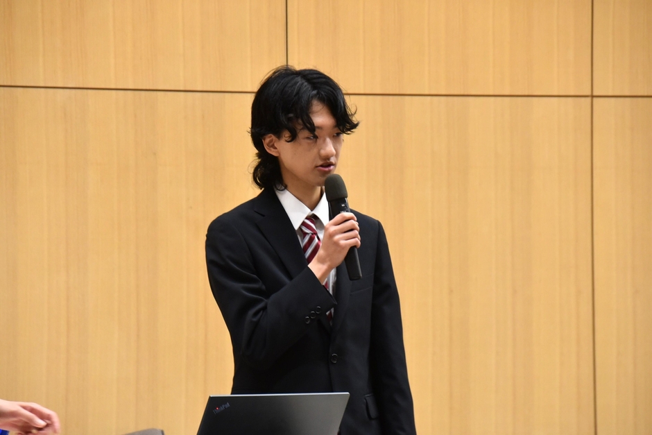あいさつする神田部長