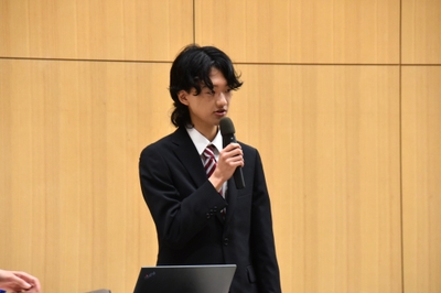 あいさつする神田部長