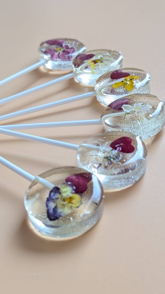 エディブルフラワーキャンディーロリポップ
